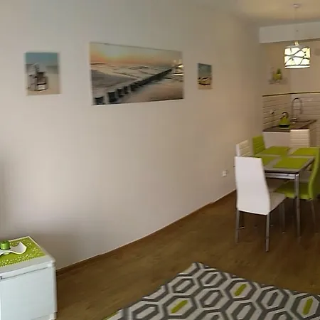 Limonkowy Podczele Apartment